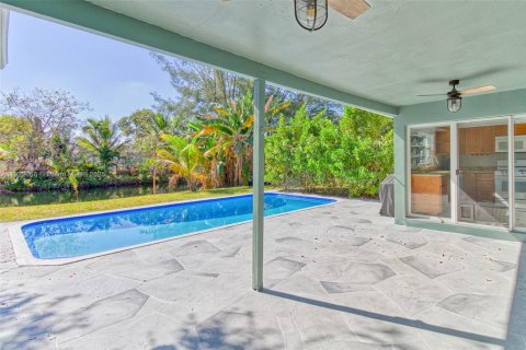 House in Sunrise, Florida 3 bedrooms, 125.88 sq.m. № 1976347 - photo 10