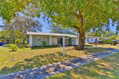 House in Sunrise, Florida 3 bedrooms, 125.88 sq.m. № 1976347 - photo 3