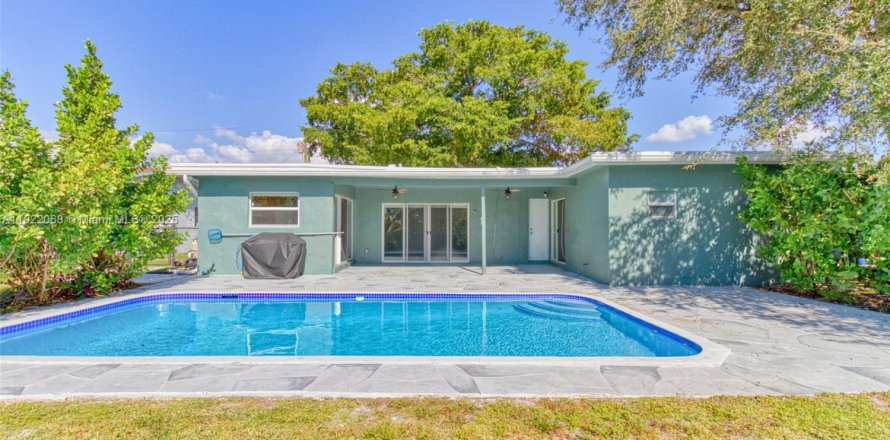 House in Sunrise, Florida 3 bedrooms, 125.88 sq.m. № 1976347