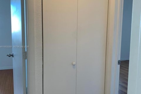 Copropriété à louer à Miami, Floride: 2 chambres, 91.23 m2 № 2009999 - photo 7