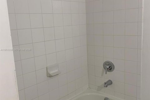 Copropriété à louer à Miami, Floride: 2 chambres, 91.23 m2 № 2009999 - photo 12