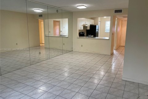 Condo in Miami, Florida, 2 bedrooms  № 2000429 - photo 22
