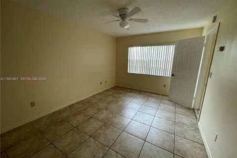 Condo in Miami, Florida, 2 bedrooms  № 2000429 - photo 27