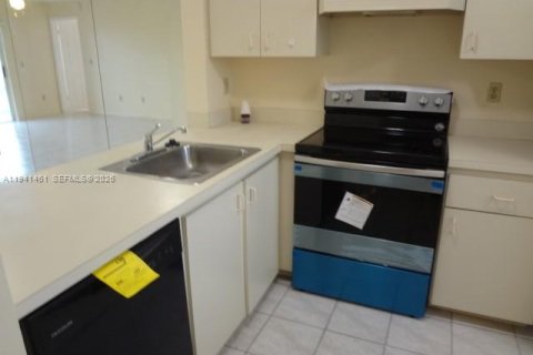 Condo in Miami, Florida, 2 bedrooms  № 2000429 - photo 10