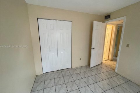 Condo in Miami, Florida, 2 bedrooms  № 2000429 - photo 8