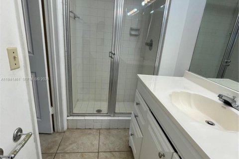 Condo in Miami, Florida, 2 bedrooms  № 2000429 - photo 3