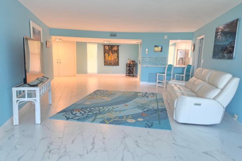 Condo in Stuart, Florida, 2 bedrooms № 2389907 - photo 8