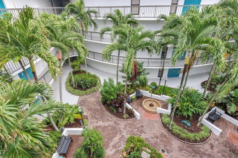 Condo in Stuart, Florida, 2 bedrooms № 2389907 - photo 22