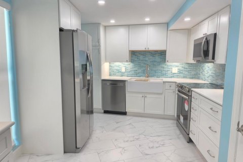 Condo in Stuart, Florida, 2 bedrooms № 2389907 - photo 15