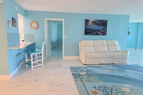 Condo in Stuart, Florida, 2 bedrooms № 2389907 - photo 10