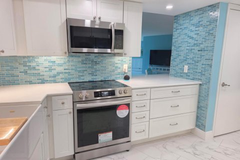 Condo in Stuart, Florida, 2 bedrooms № 2389907 - photo 4