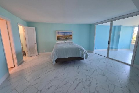 Condo in Stuart, Florida, 2 bedrooms № 2389907 - photo 11