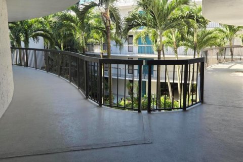 Condo in Stuart, Florida, 2 bedrooms № 2389907 - photo 21