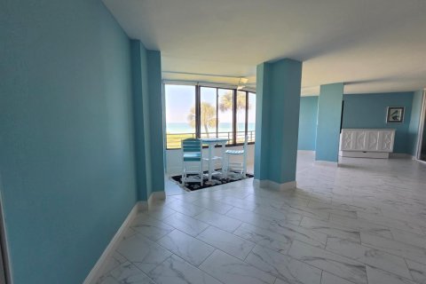 Condo in Stuart, Florida, 2 bedrooms № 2389907 - photo 16