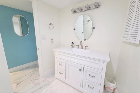 Condo in Stuart, Florida, 2 bedrooms № 2389907 - photo 19