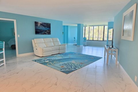 Condo in Stuart, Florida, 2 bedrooms № 2389907 - photo 3
