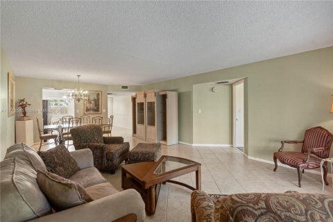 Condo in Coconut Creek, Florida, 2 bedrooms  № 1868192 - photo 16