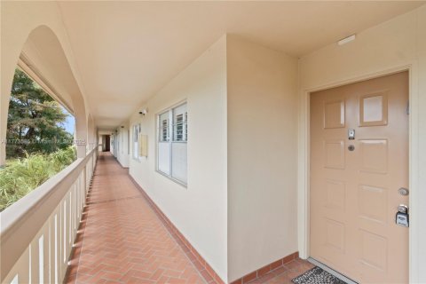 Condo in Coconut Creek, Florida, 2 bedrooms  № 1868192 - photo 5