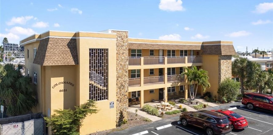 Condo in Saint Pete Beach, Florida, 2 bedrooms  № 2431670