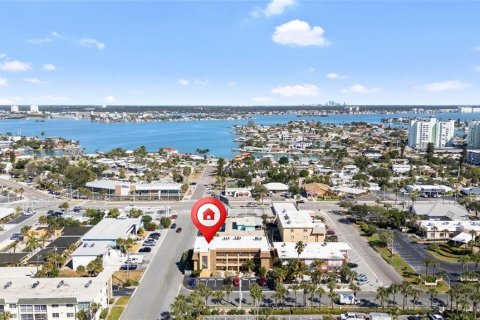 Condo in Saint Pete Beach, Florida, 2 bedrooms  № 2431670 - photo 5