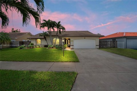 House in Miami, Florida 4 bedrooms, 178.93 sq.m. № 1948539 - photo 1