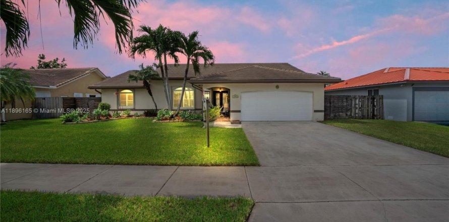 House in Miami, Florida 4 bedrooms, 178.93 sq.m. № 1948539