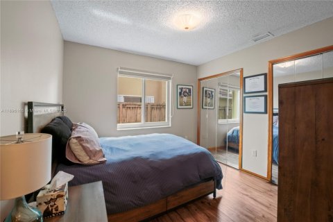 House in Miami, Florida 4 bedrooms, 178.93 sq.m. № 1948539 - photo 25