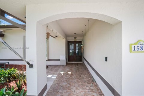 House in Miami, Florida 4 bedrooms, 178.93 sq.m. № 1948539 - photo 3
