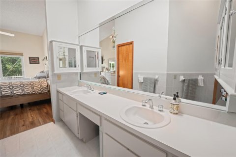 House in Miami, Florida 4 bedrooms, 178.93 sq.m. № 1948539 - photo 14