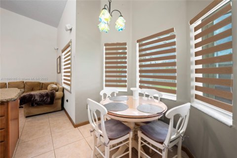 House in Miami, Florida 4 bedrooms, 178.93 sq.m. № 1948539 - photo 15