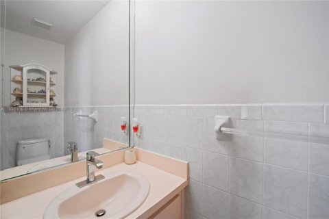 House in Miami, Florida 4 bedrooms, 178.93 sq.m. № 1948539 - photo 24