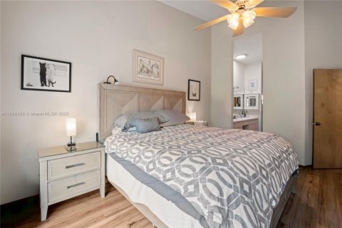 House in Miami, Florida 4 bedrooms, 178.93 sq.m. № 1948539 - photo 11