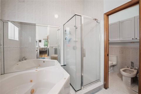 House in Miami, Florida 4 bedrooms, 178.93 sq.m. № 1948539 - photo 13