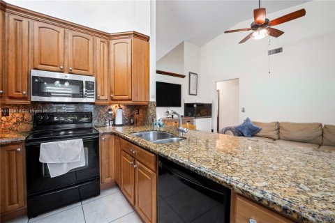 House in Miami, Florida 4 bedrooms, 178.93 sq.m. № 1948539 - photo 19