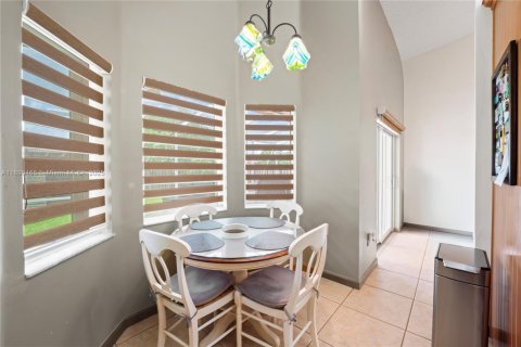 House in Miami, Florida 4 bedrooms, 178.93 sq.m. № 1948539 - photo 16
