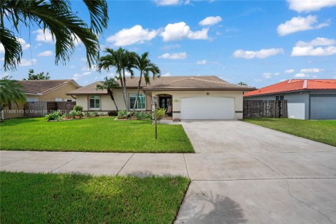 House in Miami, Florida 4 bedrooms, 178.93 sq.m. № 1948539 - photo 2