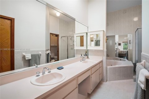 House in Miami, Florida 4 bedrooms, 178.93 sq.m. № 1948539 - photo 12