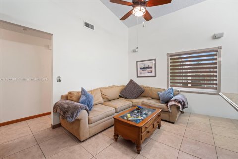 House in Miami, Florida 4 bedrooms, 178.93 sq.m. № 1948539 - photo 21