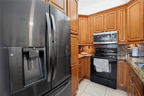 House in Miami, Florida 4 bedrooms, 178.93 sq.m. № 1948539 - photo 18