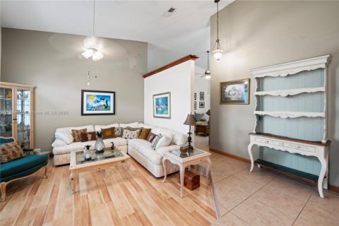 House in Miami, Florida 4 bedrooms, 178.93 sq.m. № 1948539 - photo 4