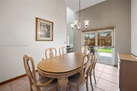 House in Miami, Florida 4 bedrooms, 178.93 sq.m. № 1948539 - photo 8