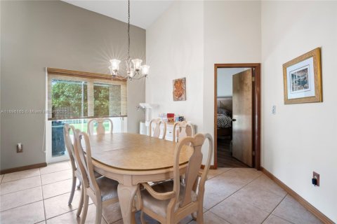 House in Miami, Florida 4 bedrooms, 178.93 sq.m. № 1948539 - photo 7