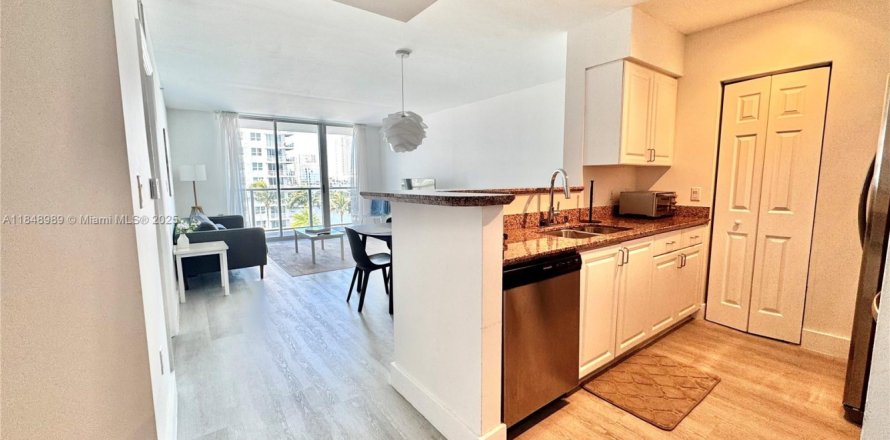 Condominio en Miami, Florida, 1 dormitorio  № 1979989
