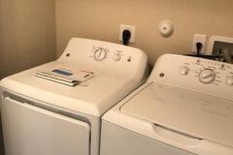 Снять в аренду таунхаус в Лейк-Уорт, Флорида 3 спальни, 150.69м2, № 1159638 - фото 1