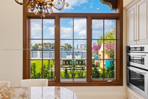 House in Fort Lauderdale, Florida 8 bedrooms, 1139.17 sq.m. № 1713215 - photo 24