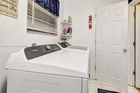 Casa en venta en Davie, Florida, 4 dormitorios, 167.78 m2 № 1936229 - foto 17