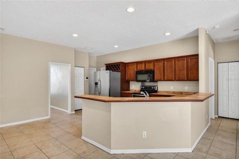 House in Tavares, Florida 4 bedrooms, 193.14 sq.m. № 2117519 - photo 13