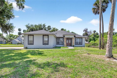 House in Tavares, Florida 4 bedrooms, 193.14 sq.m. № 2117519