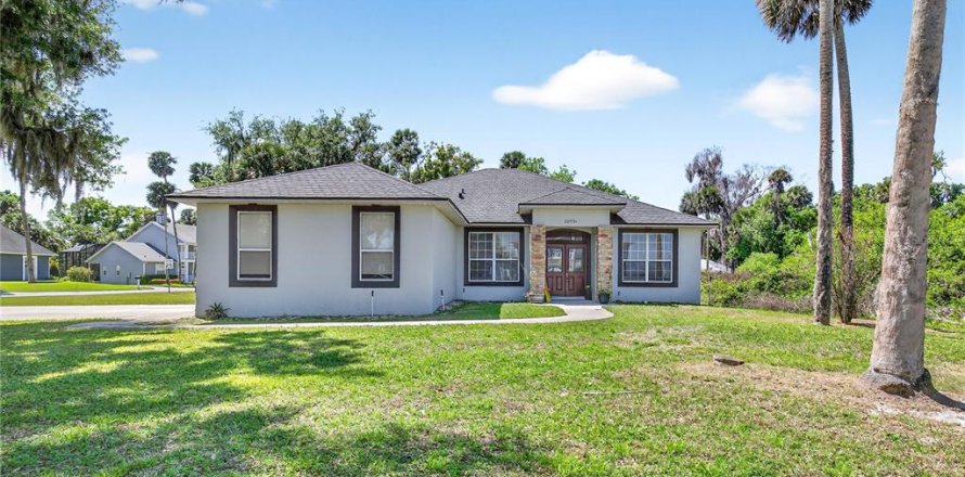 House in Tavares, Florida 4 bedrooms, 193.14 sq.m. № 2117519