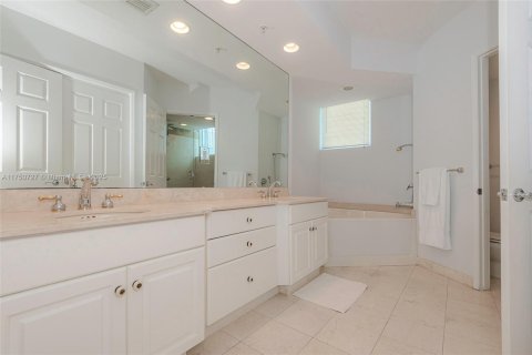 Condo in Aventura, Florida, 2 bedrooms № 2088778 - photo 16